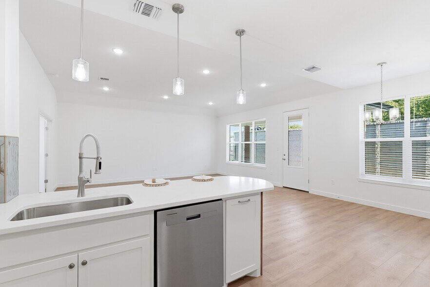 More Photos Of 200-210 Ewell st, Granbury Apartments For Sale