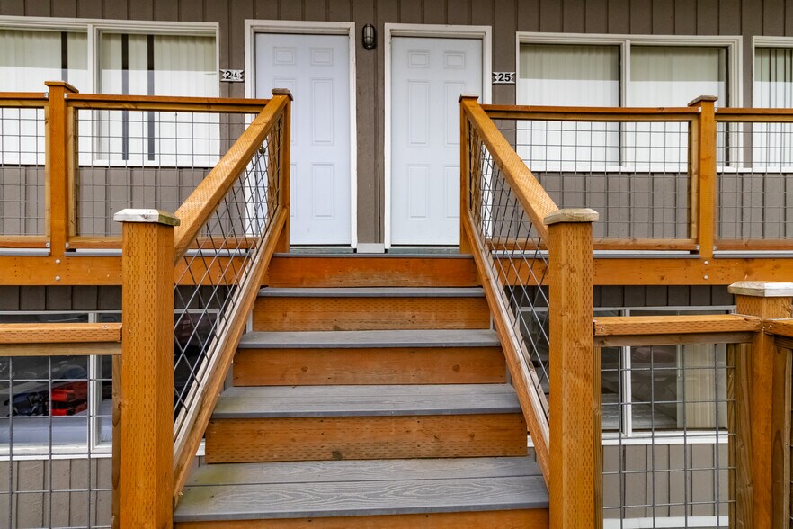 More Photos Of 444 Front St, Sekiu Hotel For Sale