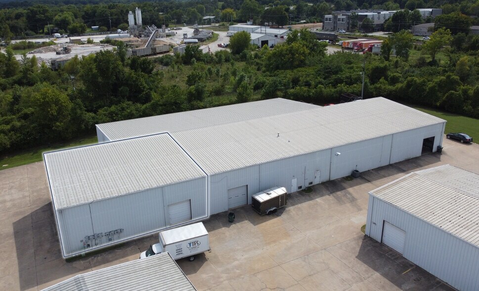 More Photos Of 1275 W Sunchase Ct, Fayetteville Warehouse For Lease