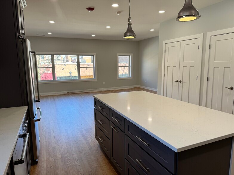 More Photos Of 20 W Jefferson Ave, Naperville Storefront For Lease