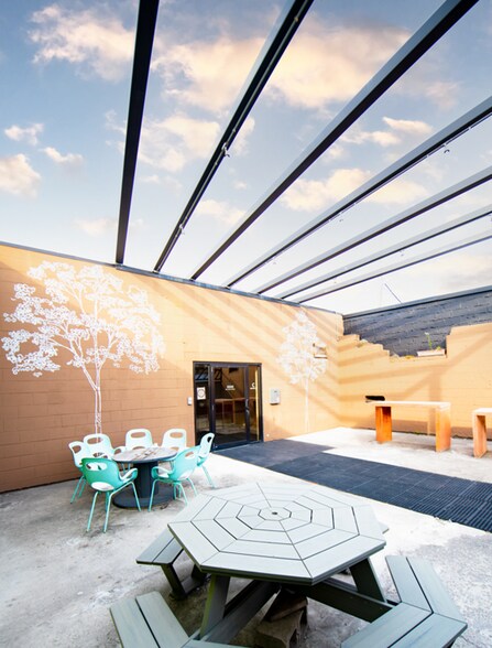 More Photos Of 510-538 State St, Rochester Showroom For Lease