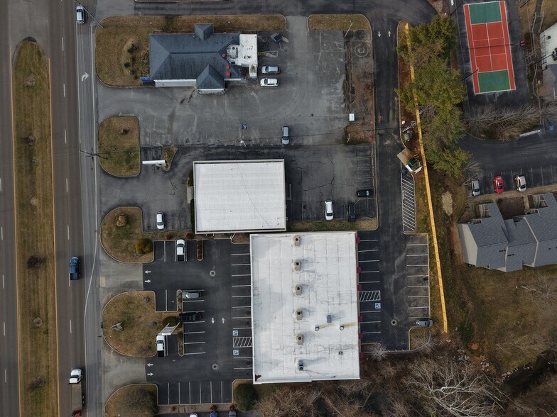 More Photos Of 1250 Volunteer Pky, Bristol Storefront For Lease