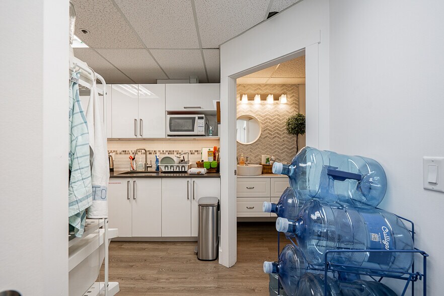 More Photos Of 2458 Haywood Av, West Vancouver Office Residential For Sale