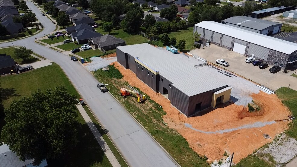 More Photos Of 2919 E Robinson Ave, Springdale Industrial For Lease