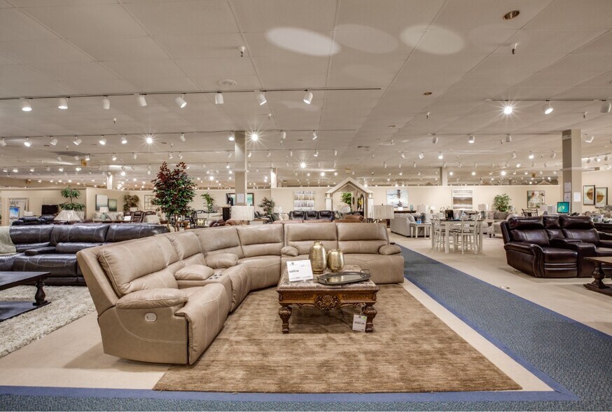 More Photos Of 3910 W Camp Wisdom Rd, Dallas Storefront For Sale