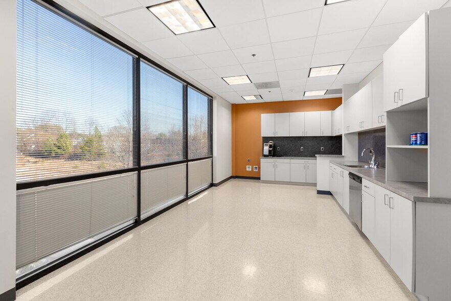 More Photos Of 10 Center St, Stafford Office For Lease