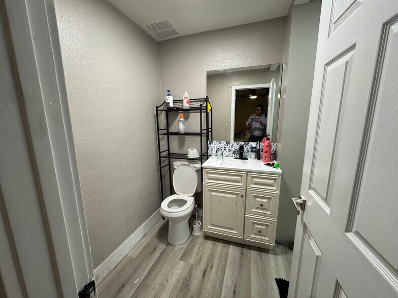 More Photos Of 263 S E St, San Bernardino Showroom For Lease