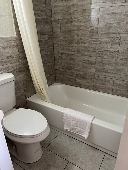 More Photos Of 2101 Hutchins Ave, Ballinger Hotel For Sale