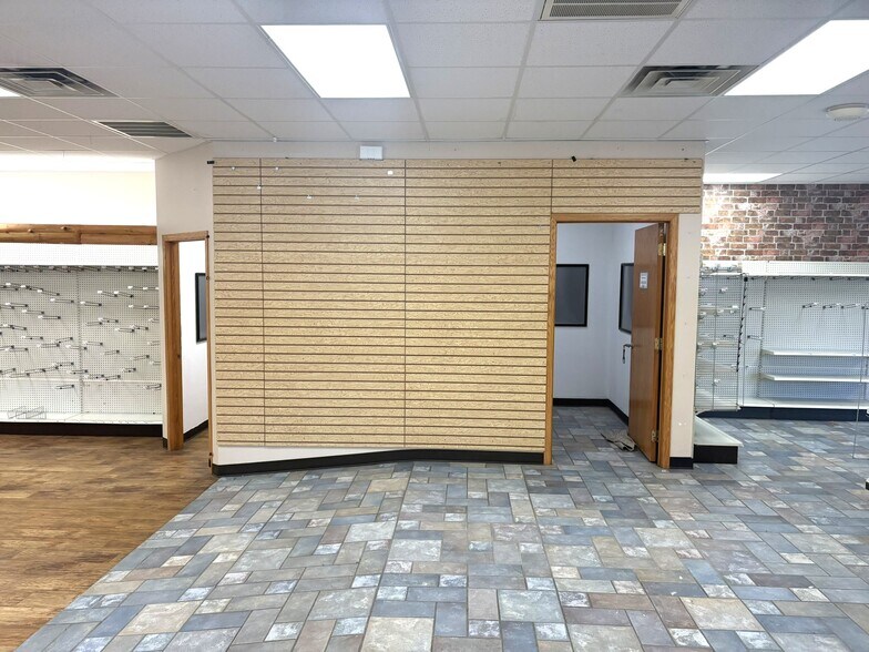 More Photos Of 601 Minnesota Ave, Walker General Retail For Lease
