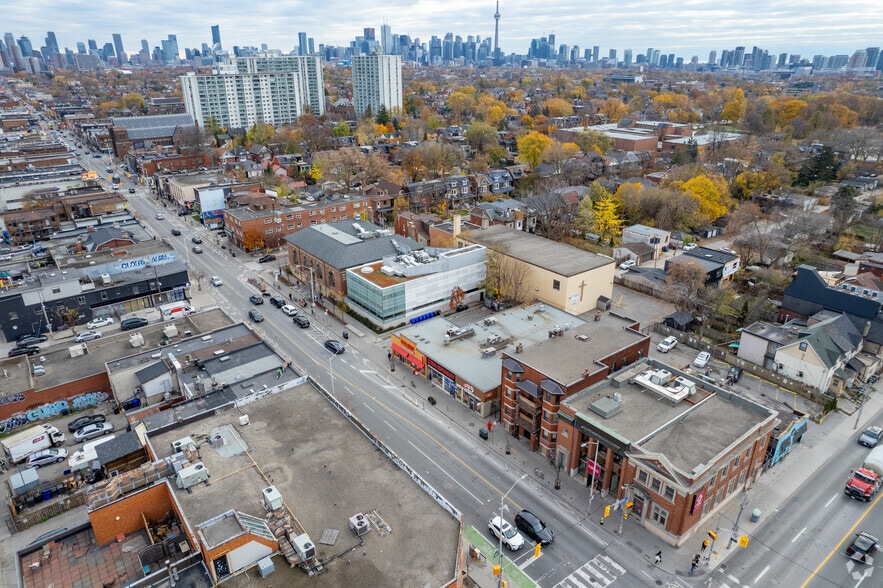 More Photos Of 1079 Bloor St W, Toronto General Retail For Lease