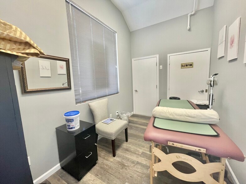 More Photos Of 1298 Newbridge Rd, North Bellmore Office For Sale