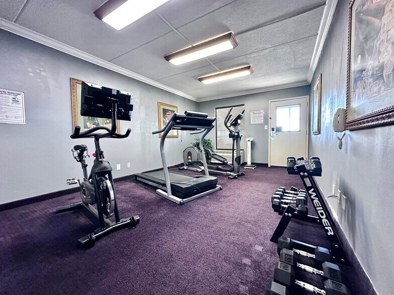 More Photos Of 2075 Highway 192 W, London Hotel For Sale