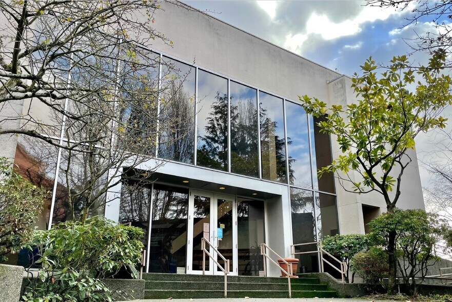 Primary Photo Of 3301 Burke Ave N, Seattle Office For Lease