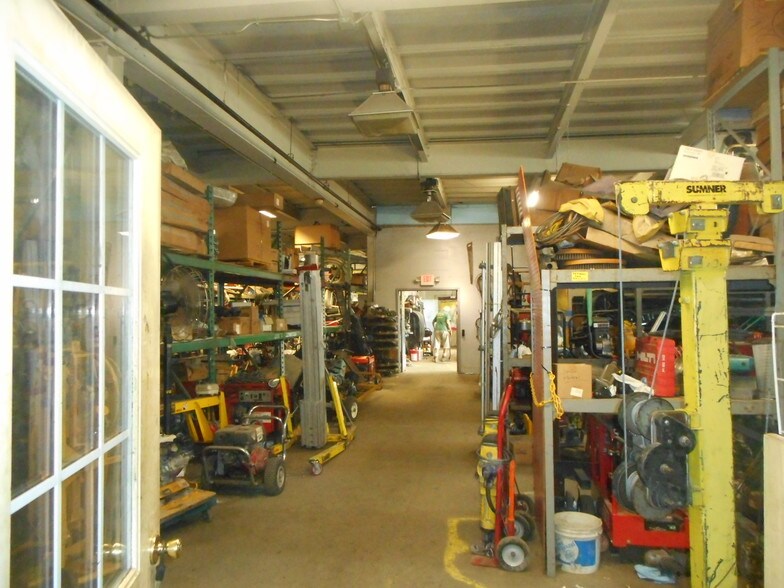 More Photos Of 10 Nassau Terminal Rd, New Hyde Park Warehouse For Sale