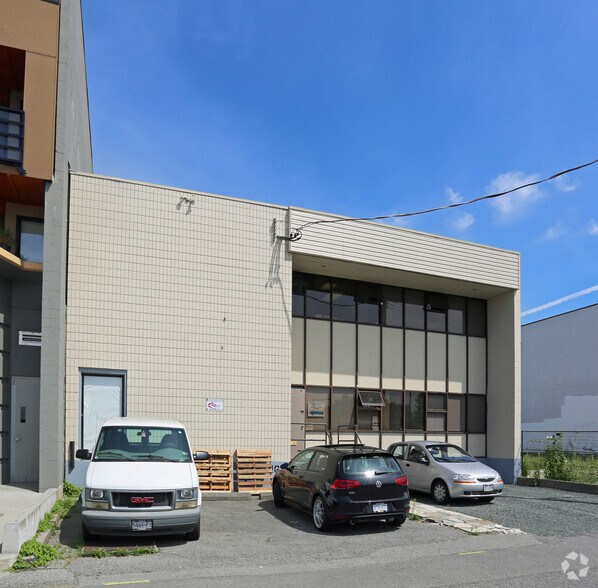 More Photos Of 843 15th St, North Vancouver Warehouse For Lease