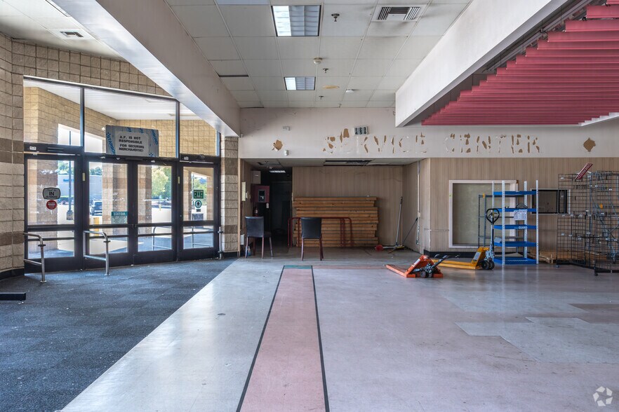 More Photos Of 1607 S Lumpkin Rd, Columbus Storefront For Lease