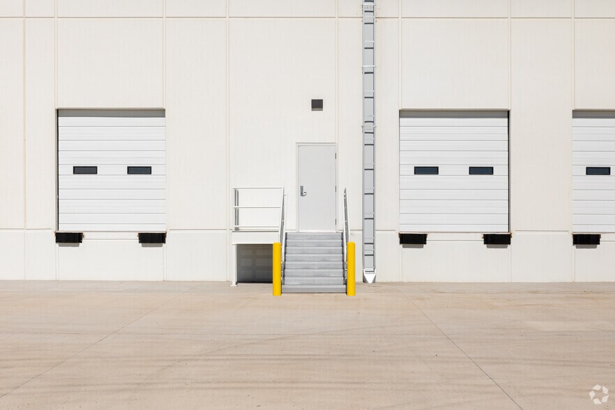 More Photos Of 6196 East Bridge St, Brighton Distribution For Lease