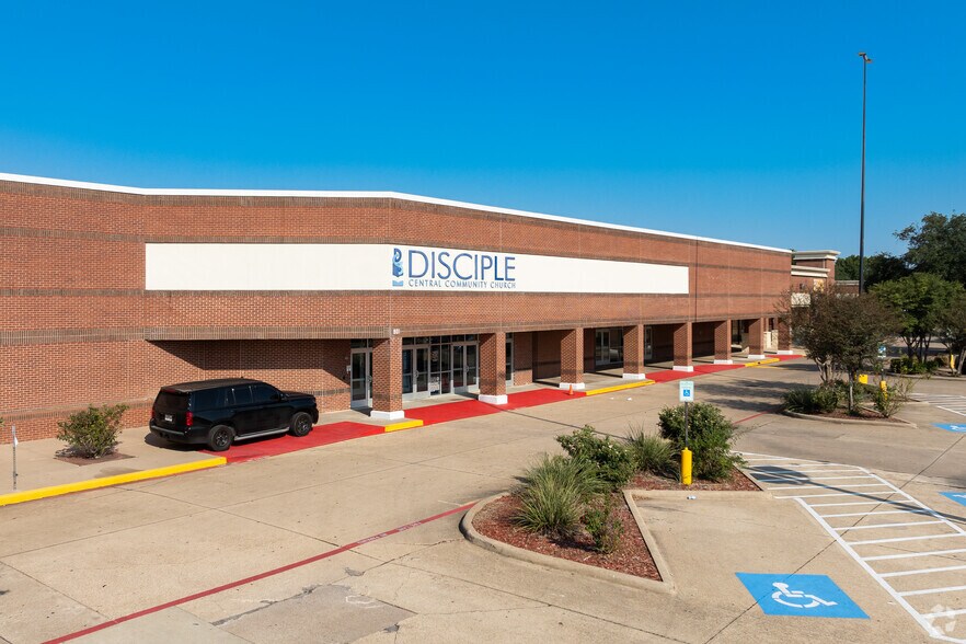 More Photos Of 901 N Polk St, DeSoto General Retail For Lease