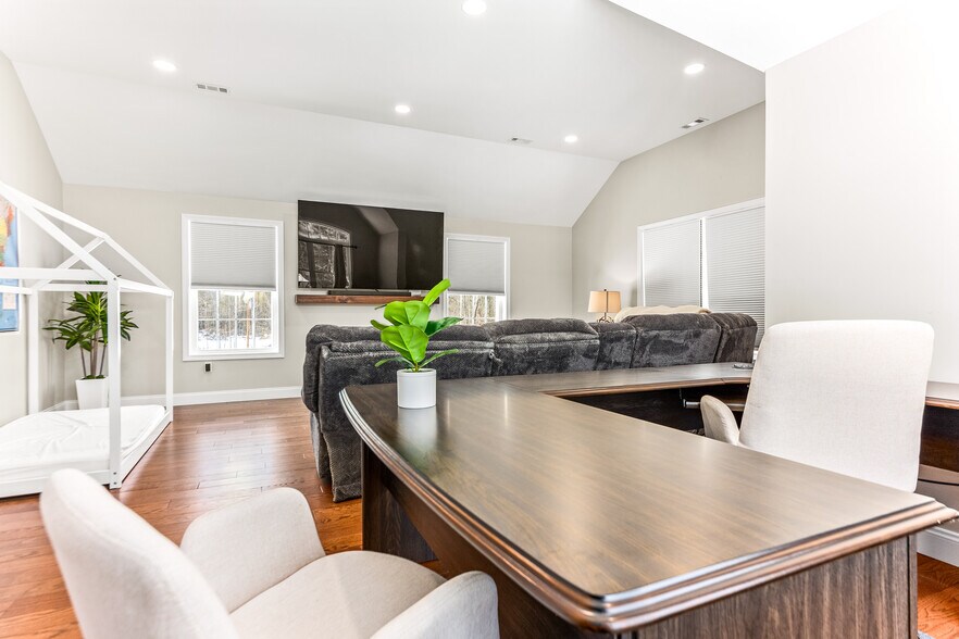 More Photos Of 83 King Rd, Chichester Apartments For Sale