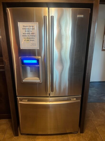 More Photos Of 911 E MacArthur St, Shawnee Showroom For Lease