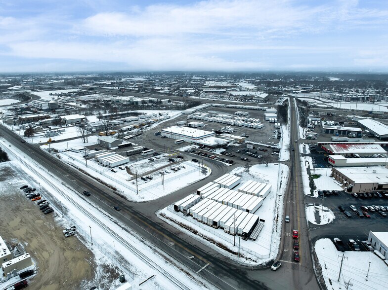 More Photos Of 1800 Progress Way, Jeffersonville Service For Lease