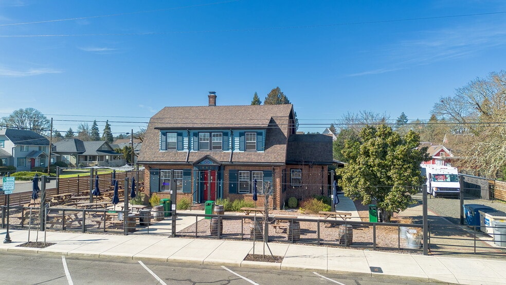 More Photos Of 883 SW Church St, Dallas Restaurant For Sale