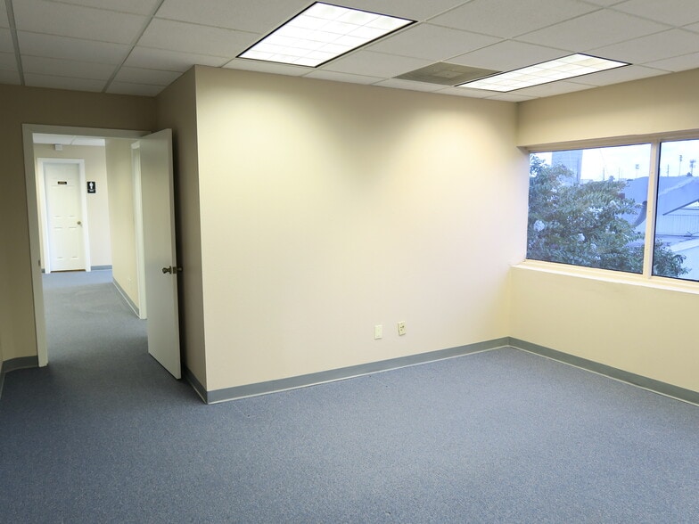 More Photos Of 5610-5613 Southwest Fwy, Houston Mixed Retail For Lease