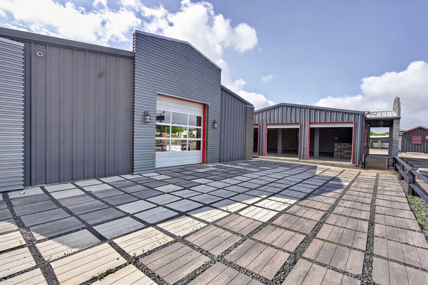 More Photos Of 2795 SW Wilshire Blvd, Burleson Flex For Lease