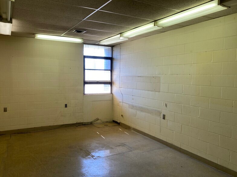 More Photos Of 3901 Lefferson Rd, Middletown Warehouse For Lease