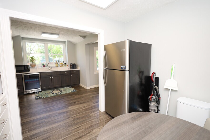 More Photos Of 235 W Franklin St, Centerville Storefront Retail Office For Lease