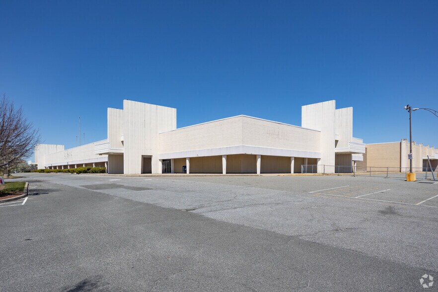 More Photos Of 195 N Broadway, Hicksville General Retail For Lease