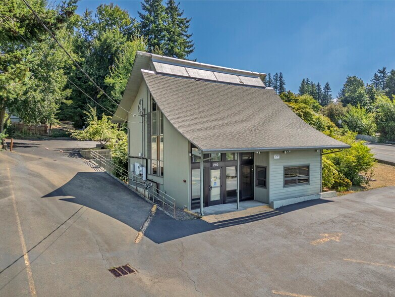 More Photos Of 210 NE Alder St, Toledo Office For Sale