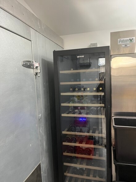 More Photos Of 293 Wilson Ave, Newark Restaurant For Lease