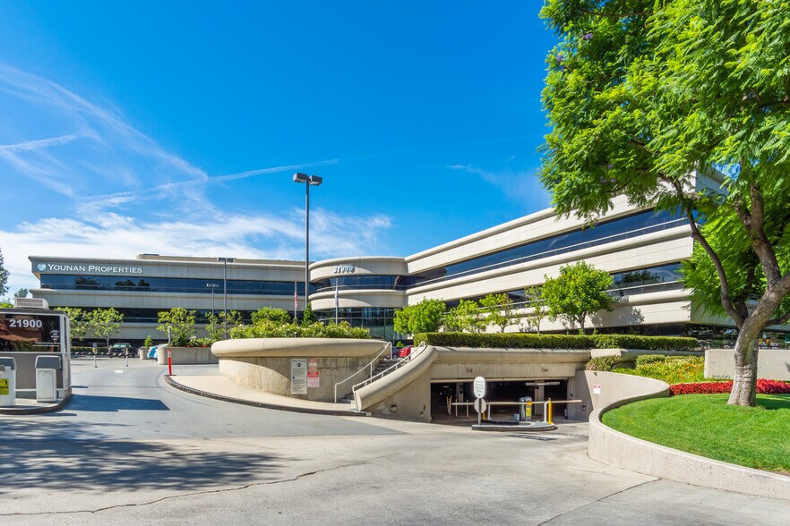 More Photos Of 21900 Burbank, Woodland Hills Office For Sale