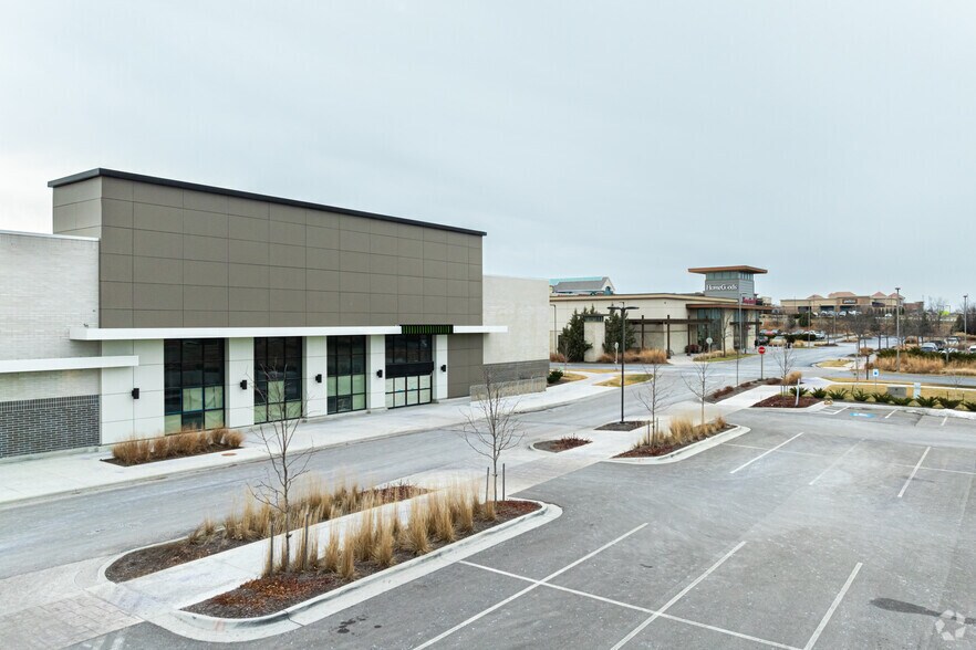 More Photos Of 5601 W 135th St, Overland Park Freestanding For Lease