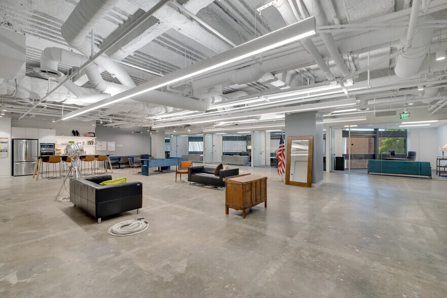 More Photos Of 15821 Ventura Blvd, Encino Office For Lease