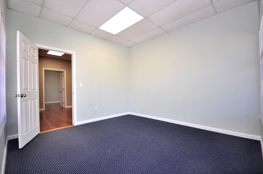 More Photos Of 75 Berlin Rd, Cromwell Medical For Lease