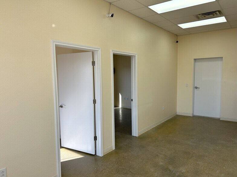 More Photos Of 1389 Oil Mil Rd, Pecos Warehouse For Lease