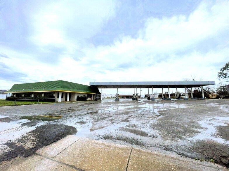 Primary Photo Of 1111 N Market St, Shreveport Convenience Store For Sale
