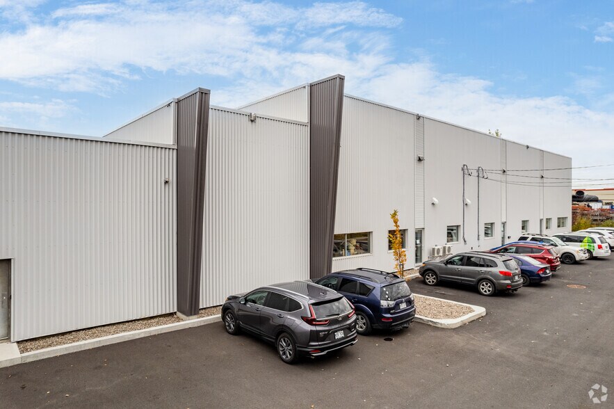 More Photos Of 275 Av Liberté, Candiac Warehouse For Sale