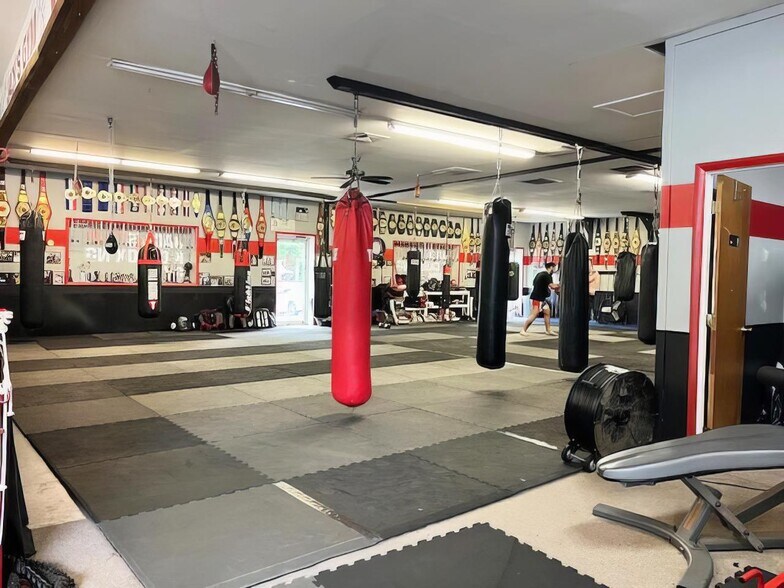 More Photos Of 106 Albe Dr, Newark Showroom For Sale