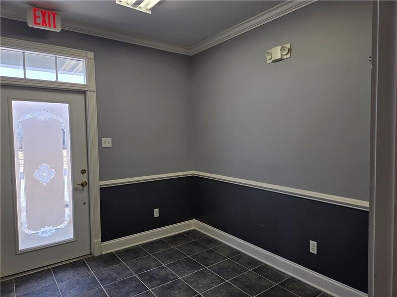 More Photos Of 1065 Muller Pky, Westwego Office For Sale