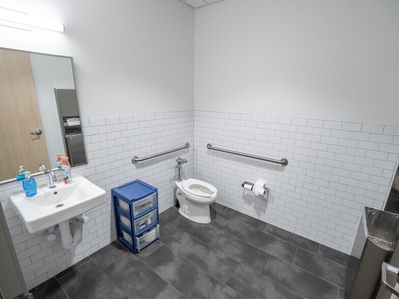 More Photos Of 3101 Eagles Nest St, Round Rock Flex For Lease