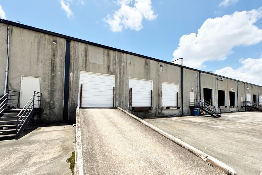 More Photos Of 1408 N Sam Houston Pky E, Houston Light Distribution For Lease
