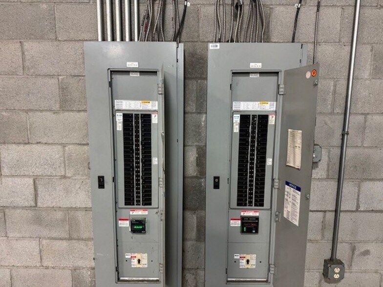 More Photos Of 404 Chicago Dr, Fayetteville Flex For Lease