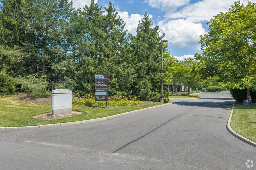 More Photos Of 400 Cabot Dr, Hamilton Distribution For Lease