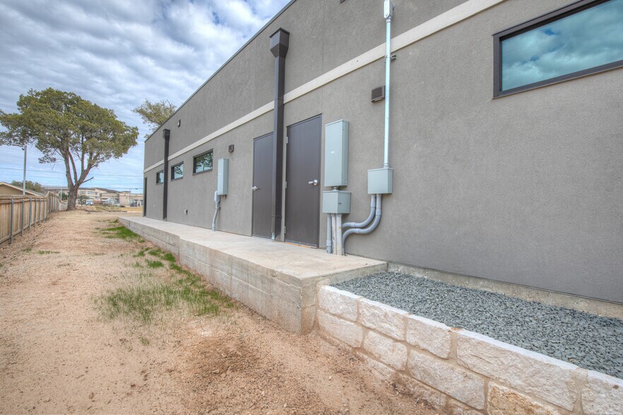 More Photos Of 3016 Independence Dr, New Braunfels Unknown For Lease