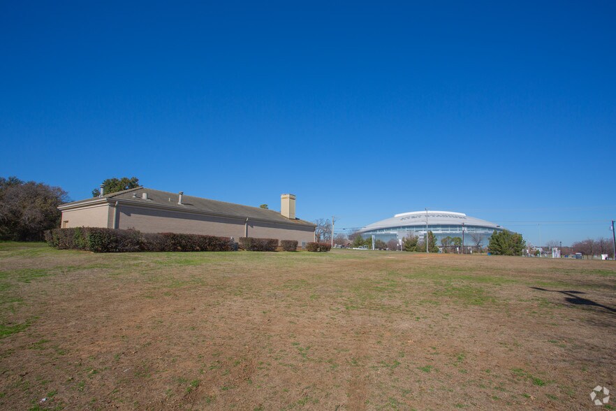 More Photos Of 1221 E Division St, Arlington Freestanding For Lease