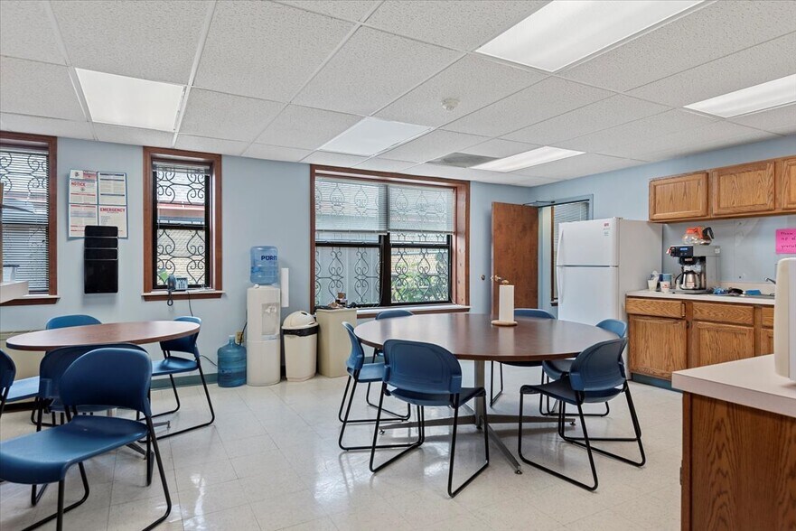 More Photos Of 615 S 2nd St, Springfield Office For Sale