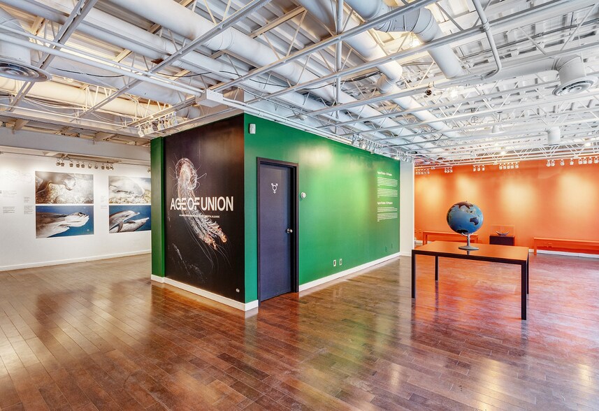 More Photos Of 7049 Rue Saint-Urbain, Montréal Showroom For Sale